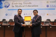Prof. Li Xiang of KU receiving a memento from Prof. Zhang Qiaogui of DLU.JPG